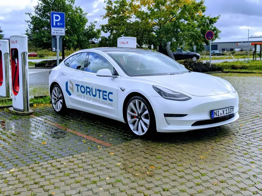 Ein Firmenwagen von TORUTEC an der Ladesäule