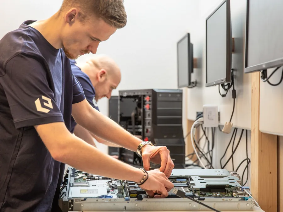 Zwei Kollegen bauen gemeinsam Hardware zusammen