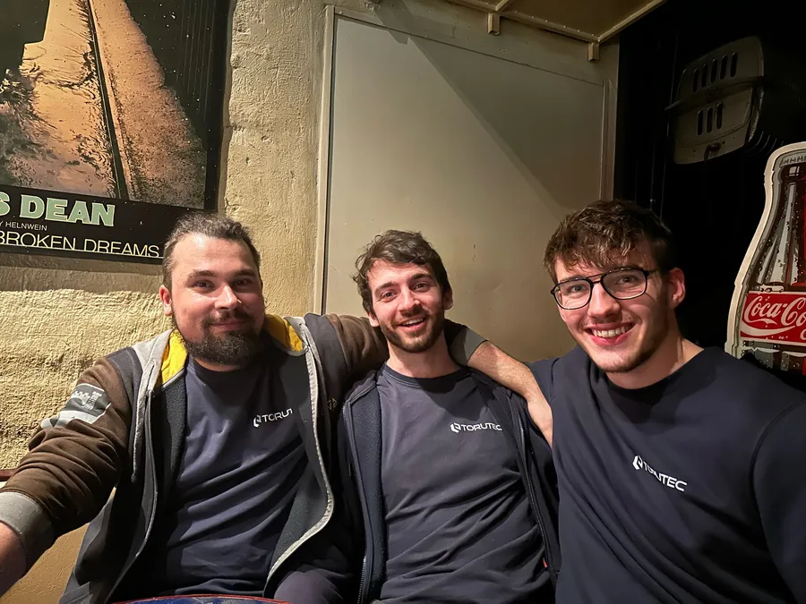 Drei Kollegen bei einem Teamabend