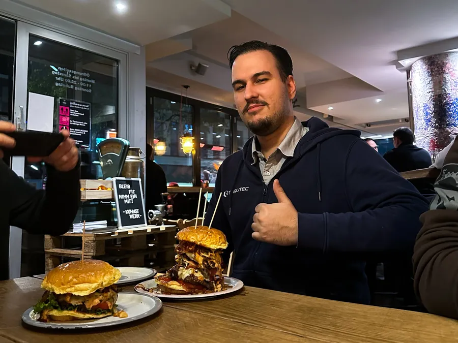 Ein Kollege beim gemeinsamen Essen im Restaurant