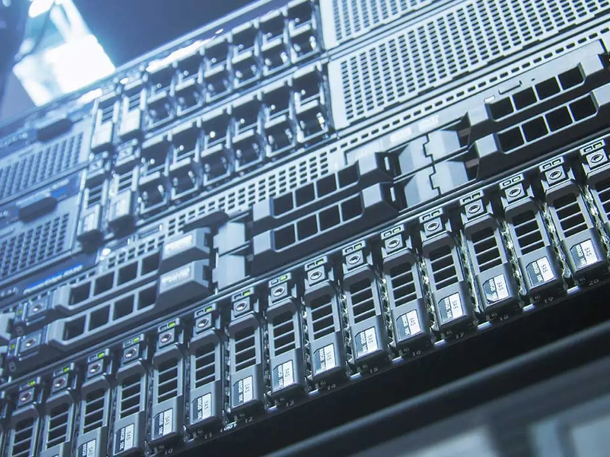 Server mit vielen Festplatteneinschüben in Nahaufnahme