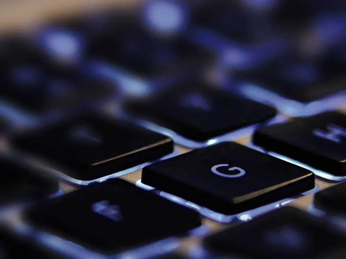 Dunkle Tastatur in Nahaufnahme als Sinnbild für Cyberrisiken