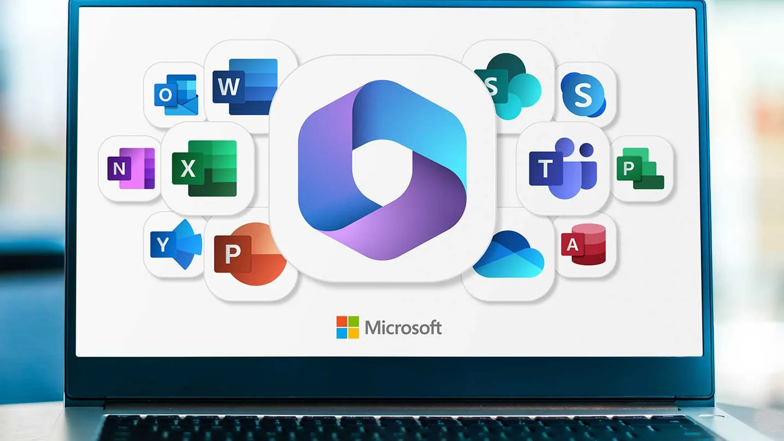 Laptop mit dem Microsoft 365 Logo und den Symbolen der Anwendungen