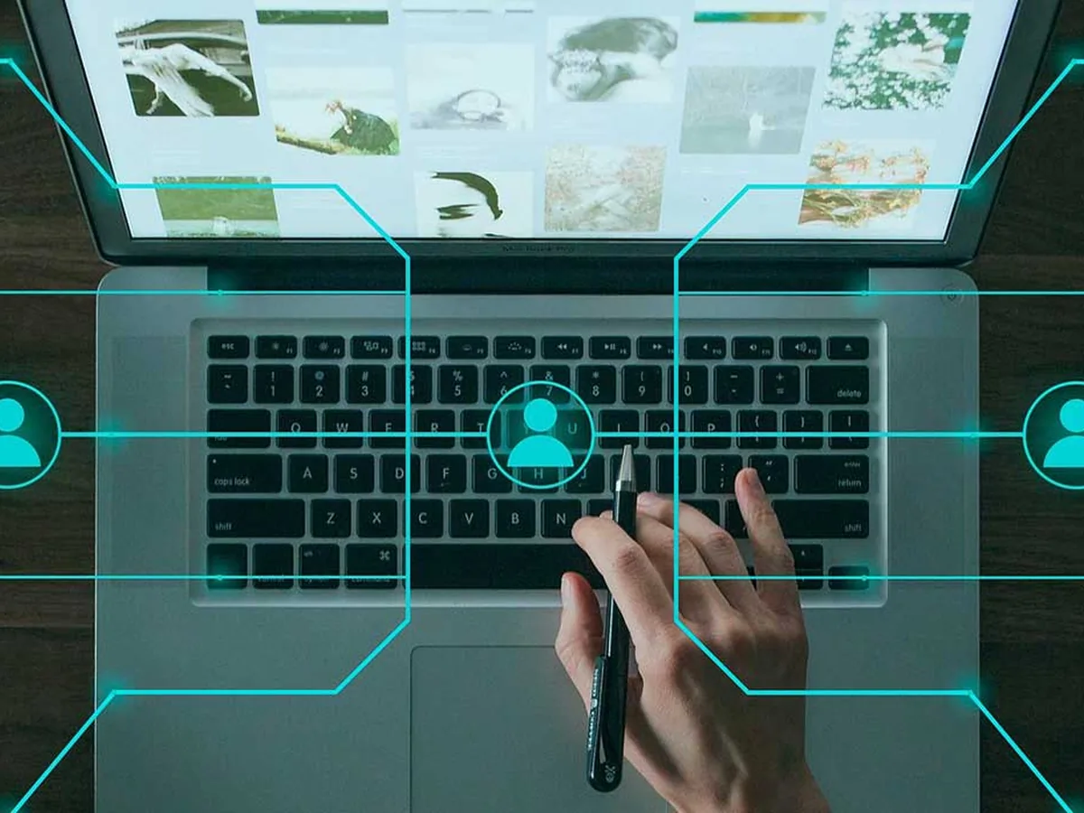 Laptop von oben mit eingeblendeten Nutzersymbolen